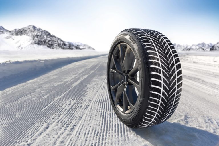 Autobild testete den Bremsweg von 54 Winterreifen, wobei Bridgestone, Michelin, Goodyear und Kleber zu den Besten gehörten
